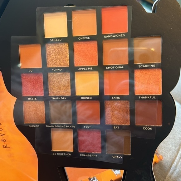 Friends by Revolution Eye Shadow Palette NEW - Picture 5 of 5